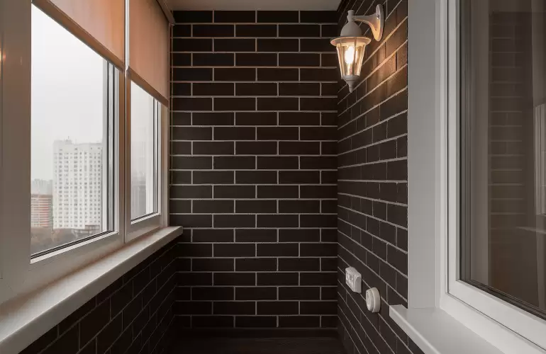 Отделка балкона гибким кирпичом графит