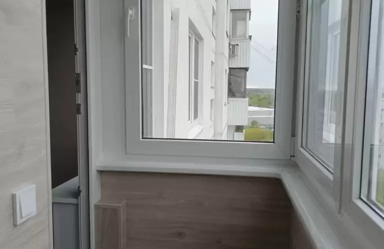 Отделка балконов деревом