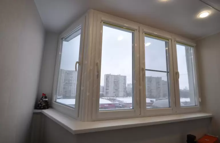 Теплое остекление балкона Сапожок окнами ПВХ Рехау