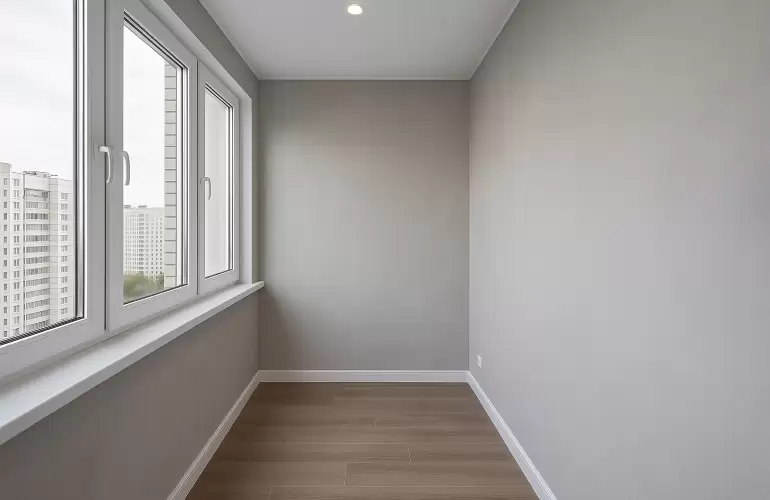 Цементная штукатурка на балконе